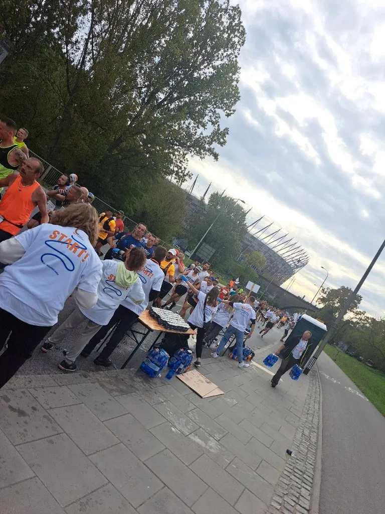 Wolontariusze w trakcie 45 Maratonu Warszawskiego