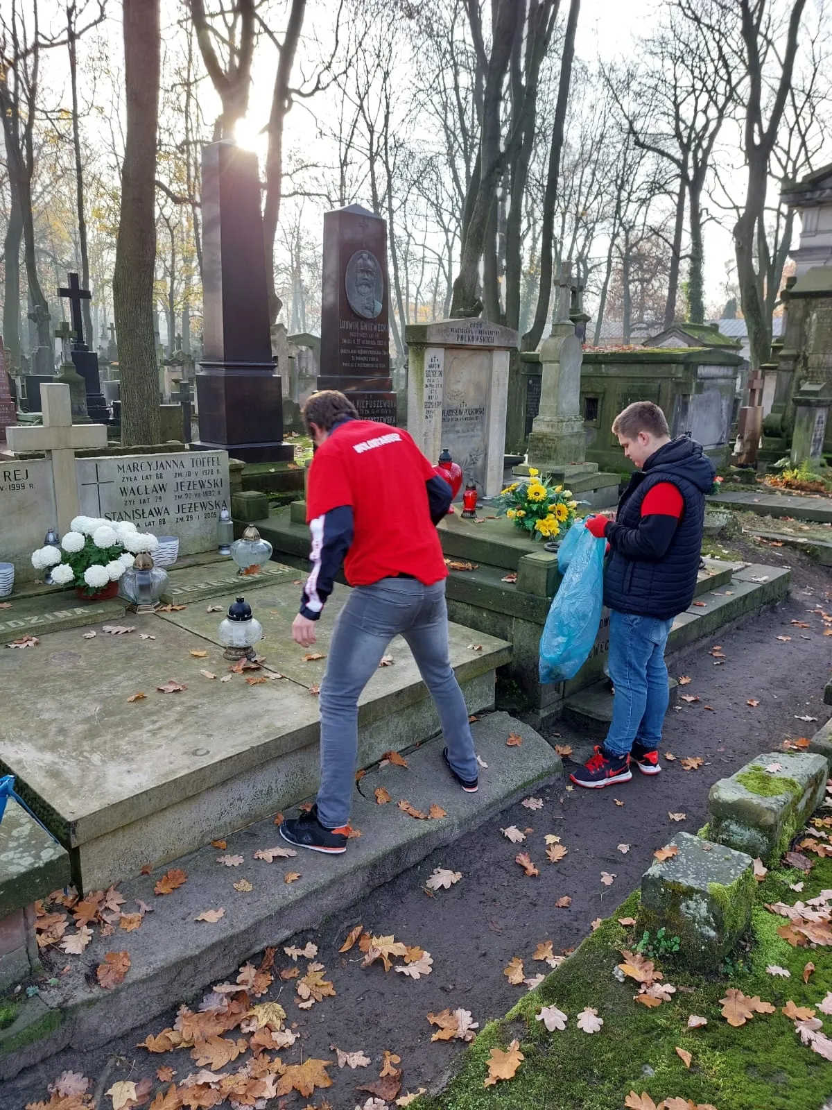 Akcja sprzątania grobów na cmentarzu Powązkowskim