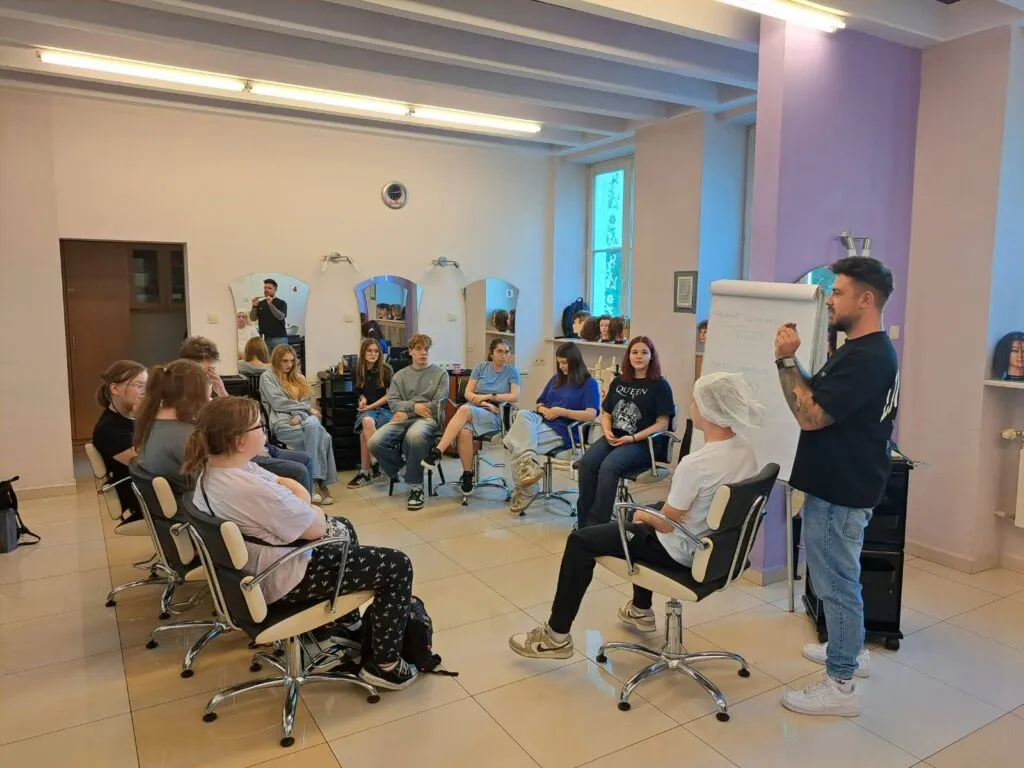 Zajęcia praktyczne w Technikum Fryzjerskim w ZDZ Zajęcia praktyczne w Technikum Fryzjerskim w ZDZ