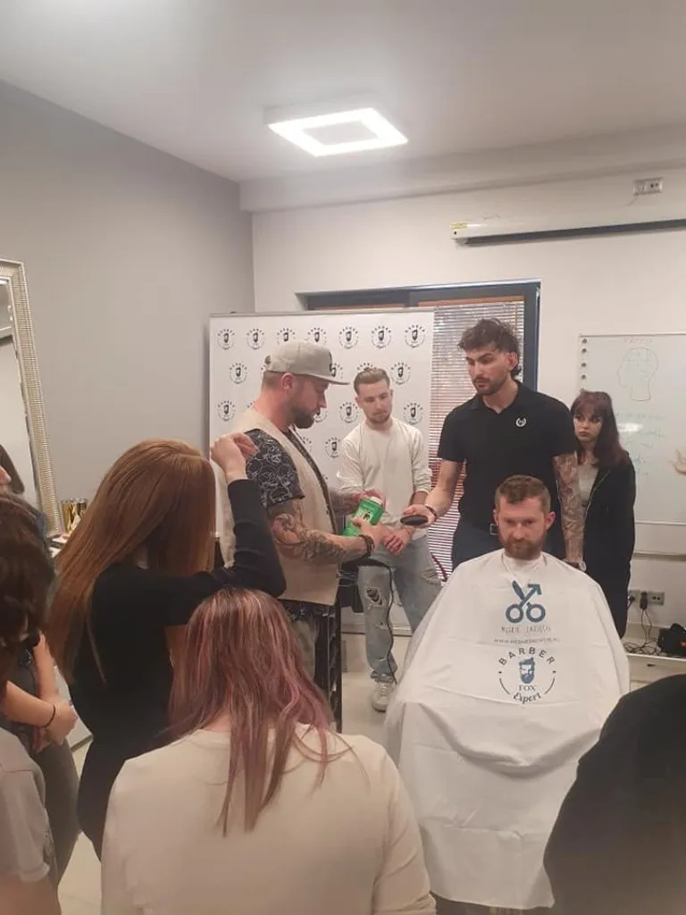 Uczniowie pod okiem ekspertów z marki FOX BARBER EXPERT