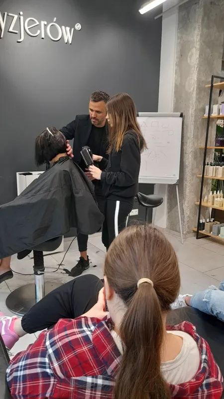 Uczniowie na szkoleniu fryzjerów poprowadzonego w „Szkoła Talentów U Fryzjerów”