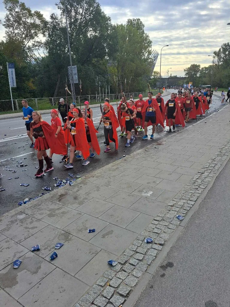 Wolontariusze w trakcie 45 Maratonu Warszawskiego
