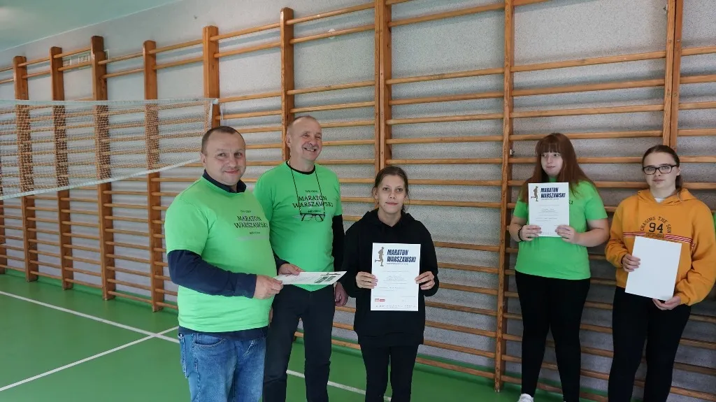Grupa wolontariatu sportowego w trakcie Maratonu Warszawskiego