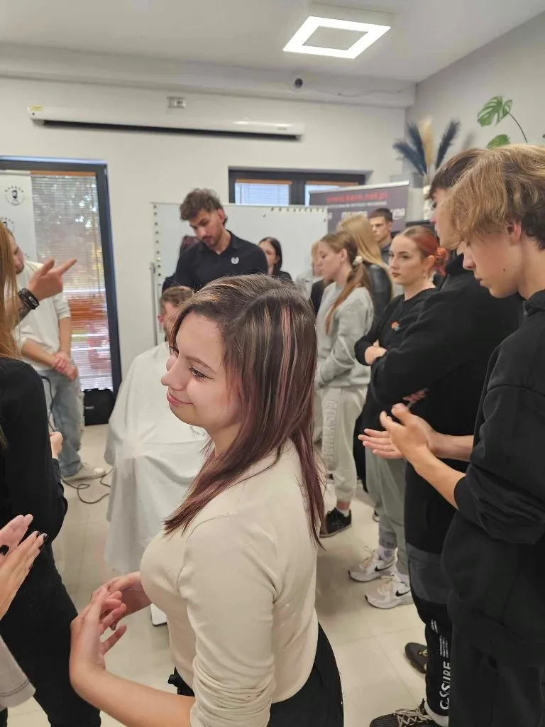 Uczniowie pod okiem ekspertów z marki FOX BARBER EXPERT