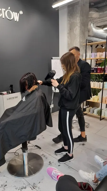 Uczniowie na szkoleniu fryzjerów poprowadzonego w „Szkoła Talentów U Fryzjerów”