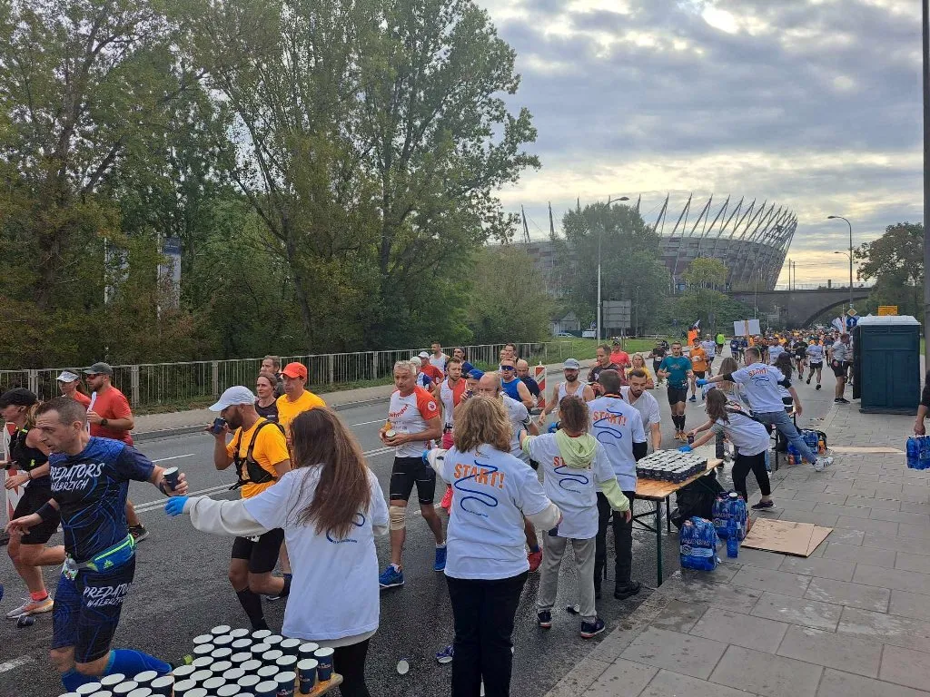 Wolontariusze w trakcie 45 Maratonu Warszawskiego