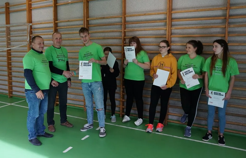 Grupa wolontariatu sportowego w trakcie Maratonu Warszawskiego