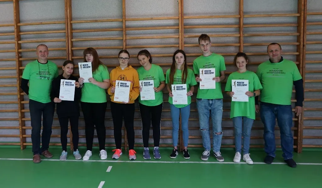 Grupa wolontariatu sportowego w trakcie Maratonu Warszawskiego