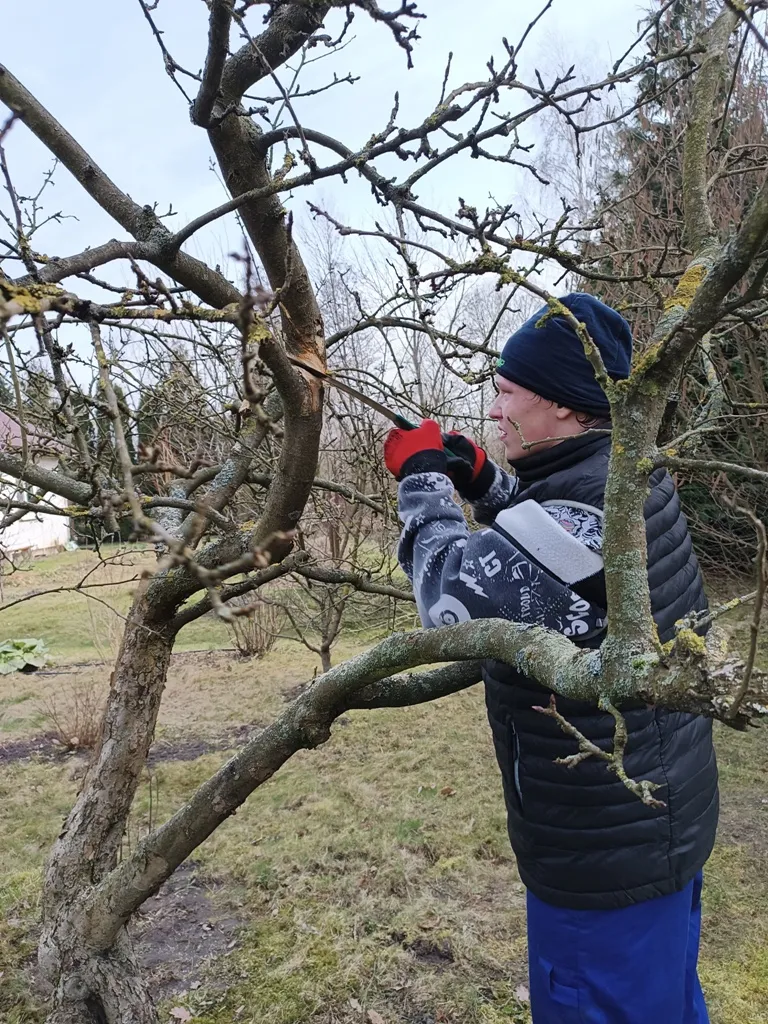 Uczniowie klas ogrodniczych w gospodarstwie Państwa Saturskich