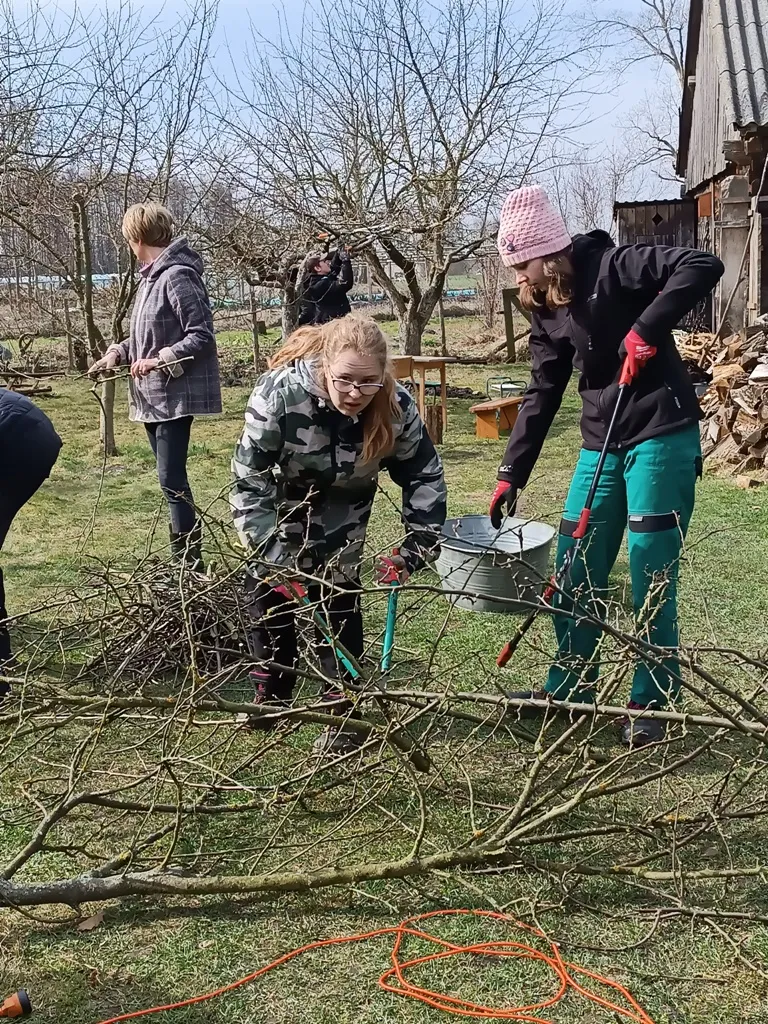 Uczniowie klas ogrodniczych w gospodarstwie Państwa Saturskich