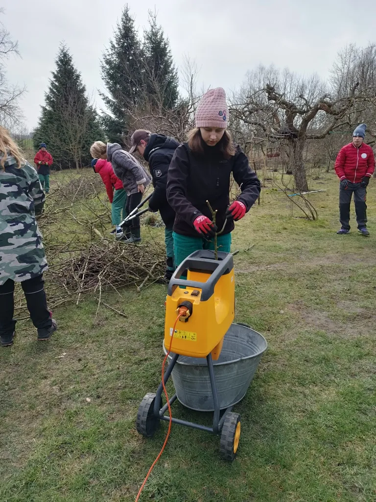 Uczniowie klas ogrodniczych w gospodarstwie Państwa Saturskich