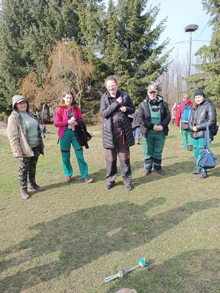 Uczniowie klas ogrodniczych w gospodarstwie Państwa Saturskich