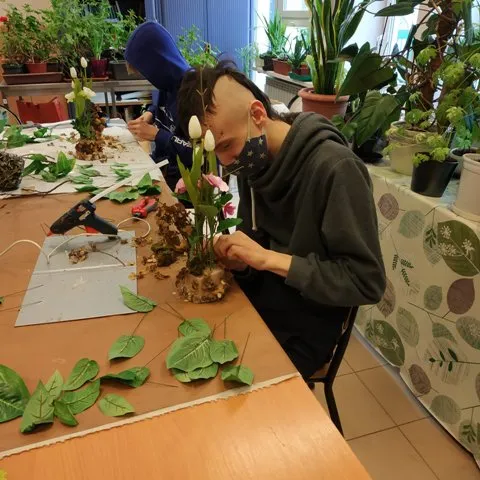 Uczniowie klas ogrodniczych