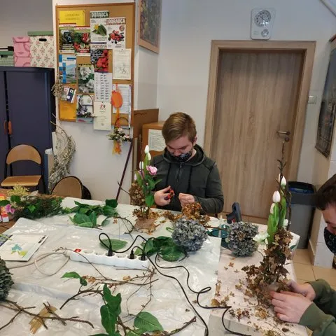 Uczniowie klas ogrodniczych