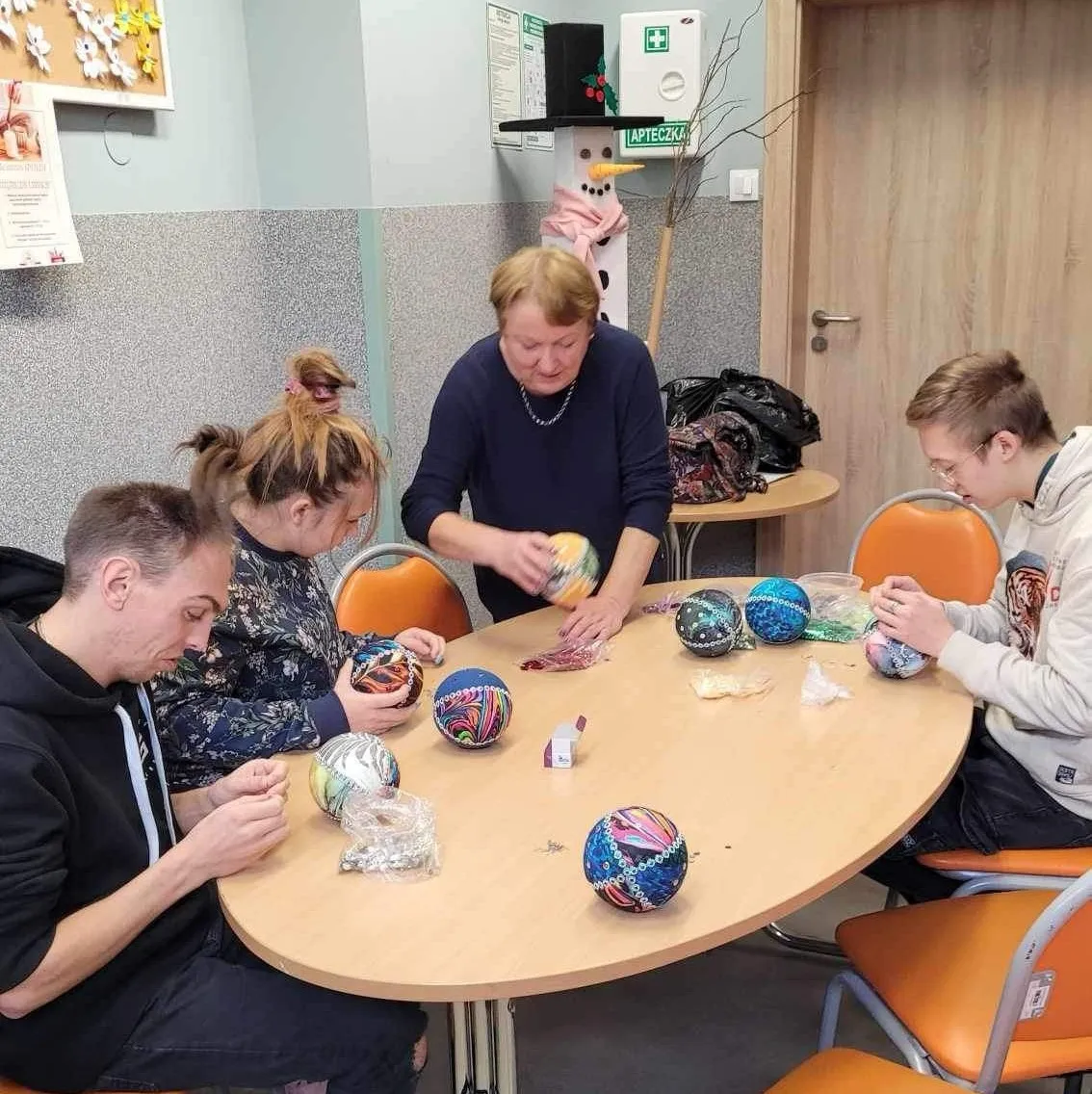 Świąteczne dekoracje stworzone w świetlicy