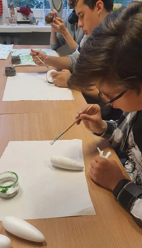 Wolontariat Qulturalny na zajęciach technik różnych przygotowuje dekoracje do spektakli