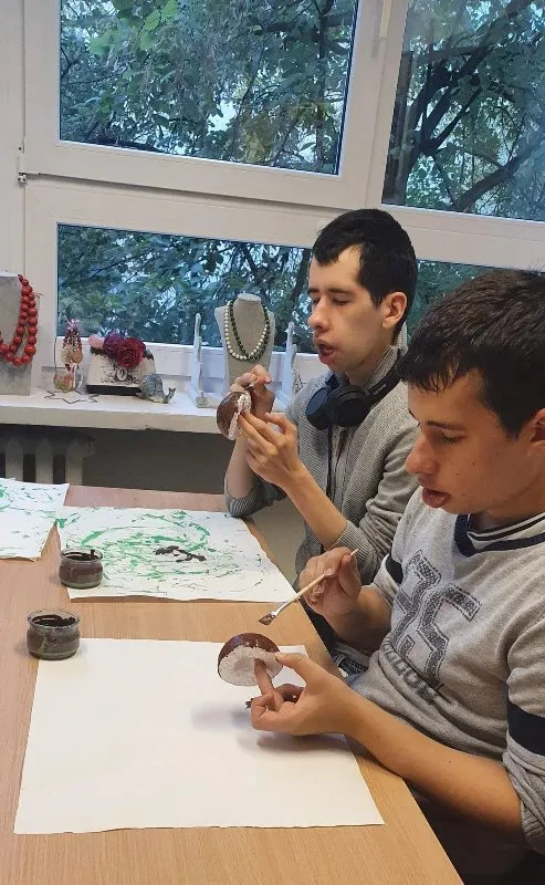 Wolontariat Qulturalny na zajęciach technik różnych przygotowuje dekoracje do spektakli