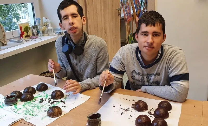 Wolontariat Qulturalny na zajęciach technik różnych przygotowuje dekoracje do spektakli